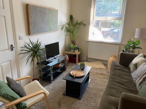 35 mins to central London. 3 bedrooms. 2 bathrooms with garden